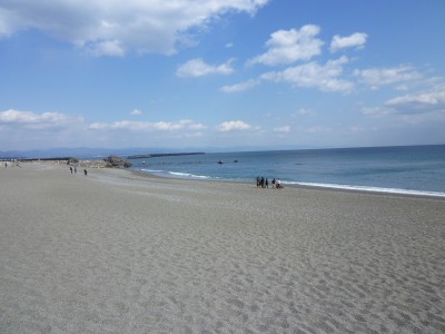 学校のすぐそばに海水浴場