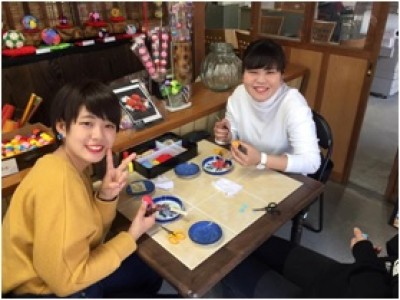 江迎町は毎年春になると、「まゆ玉祭り」が開催され、町の至る所にまゆ玉が飾られ、町全体が可愛らしい雰囲気になります。
教習所の近くにも、「まゆ玉」を作れるお店があります。
コロンっと可愛くて女子に大人気!徒歩3分なので教習の合間に行く事が出来ますよ♪