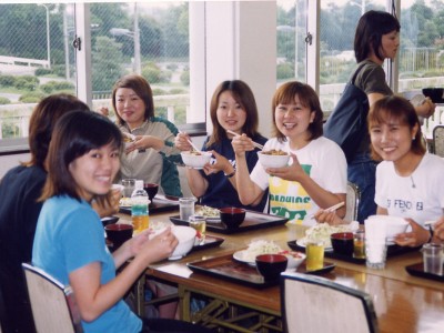 食事は学校内の食堂でとります。定食はボリューム満点で生徒にも人気です。
